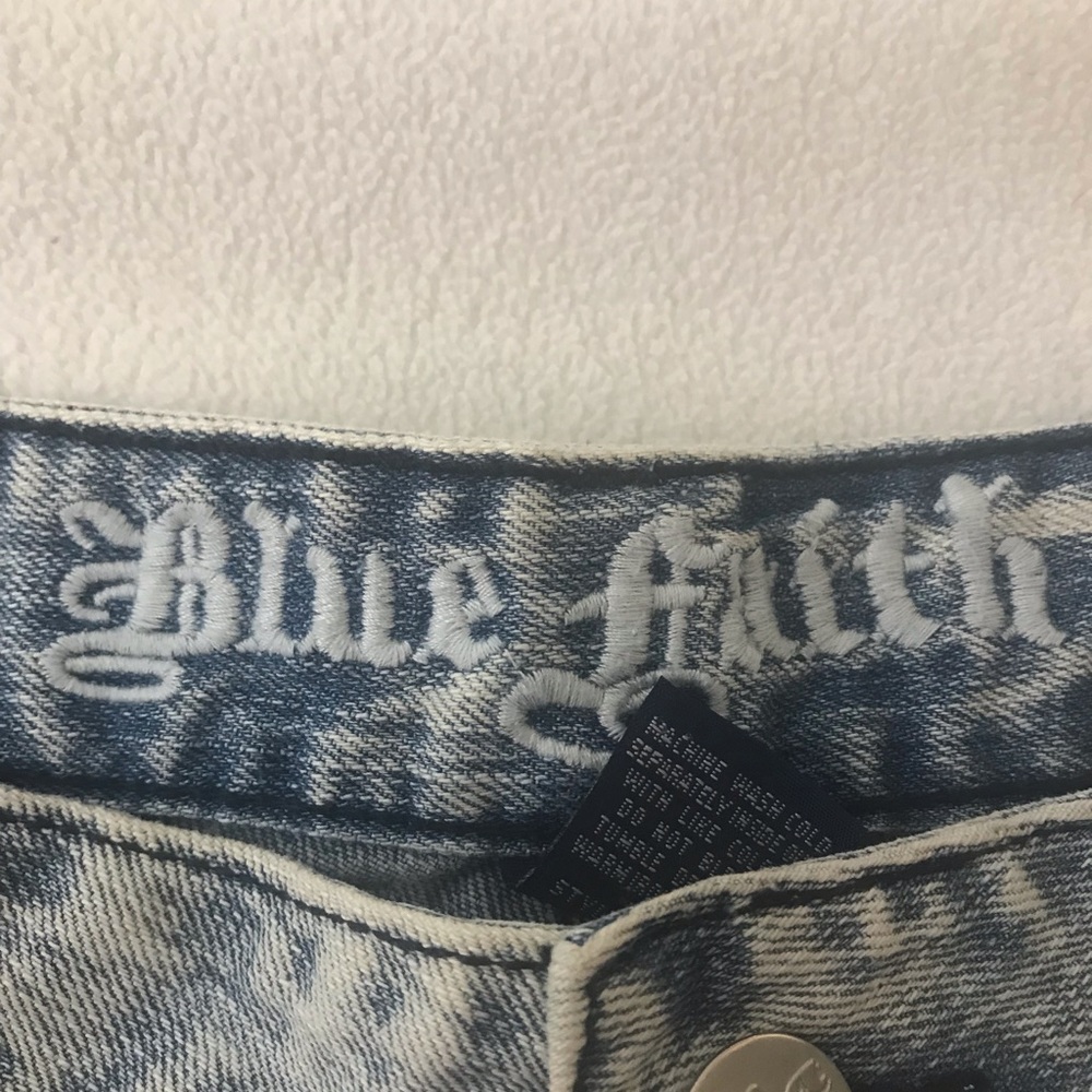 Shorts - Picture 2 of 4